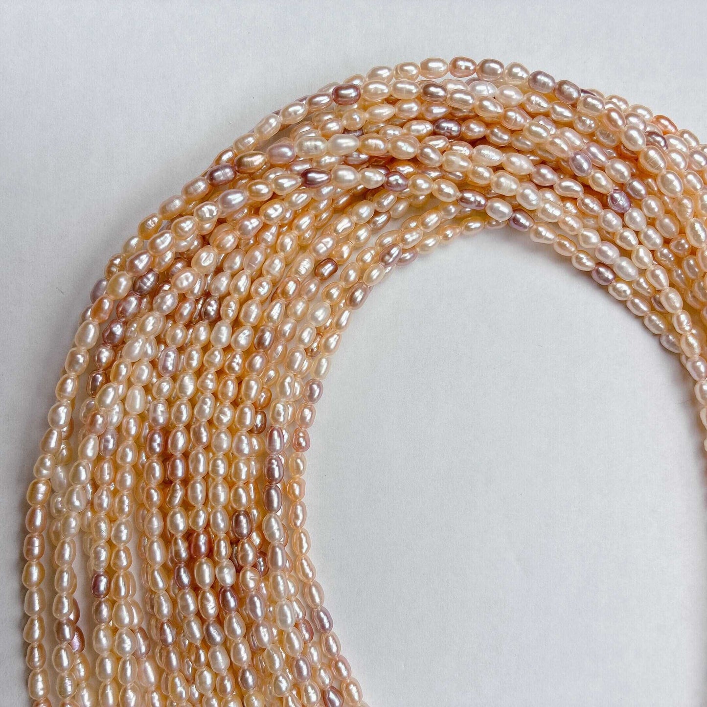 【華やかマルチカラー】約3mmの粒が連なる、使いやすい約39cmライスパール(淡水パール)| P0012