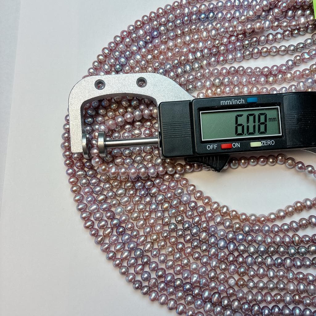 【魅惑のオーロラカラー】紫緑が織りなす幻想的な輝き!約6x5mmのポテト型淡水パール(39cm) | P0041