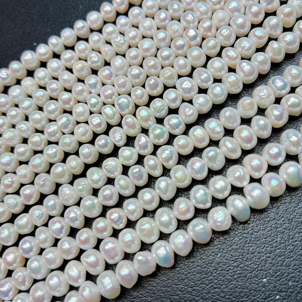 【艶めくナチュラル】上品な白の光沢が美しい!使い勝手抜群のポテト型淡水パール(5x5.5mm/39cm) | P0065