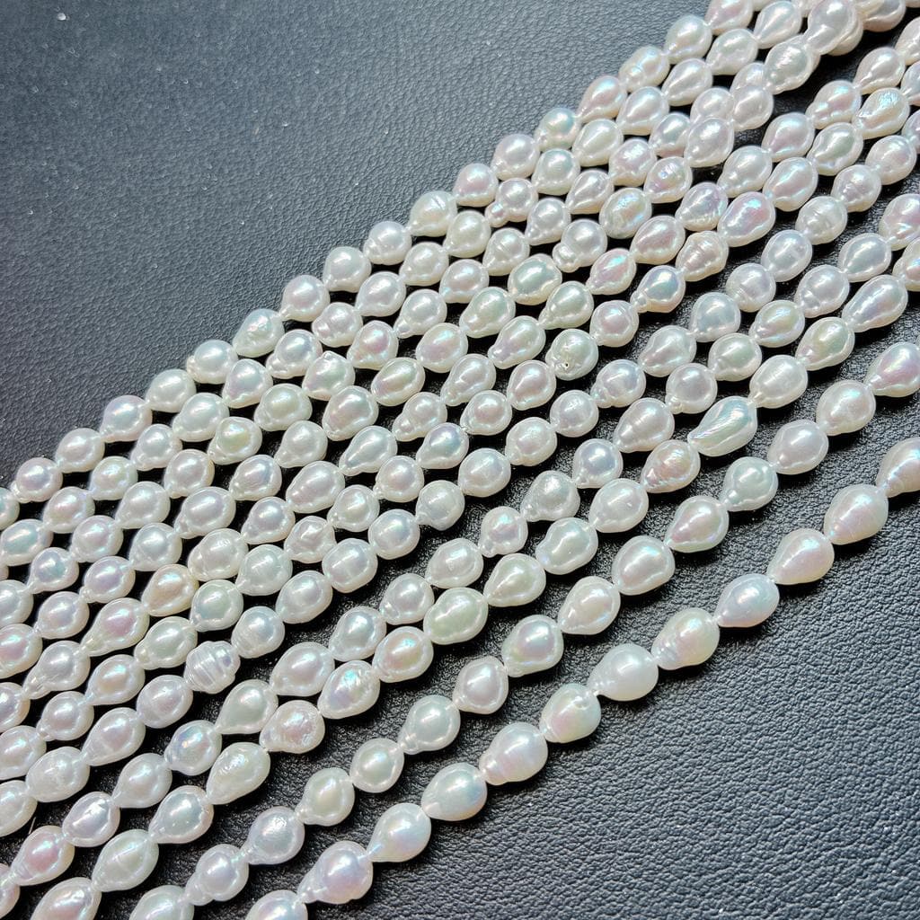 【可憐なドロップ型】白く輝く上品な光沢!アクセサリー作りに最適な淡水パール(6x5mm/39cm) | P0067