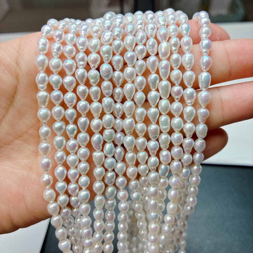 【可憐な雫の輝き】女性らしさを引き立てるドロップ型!上品な白淡水パール(39cm) | P0068