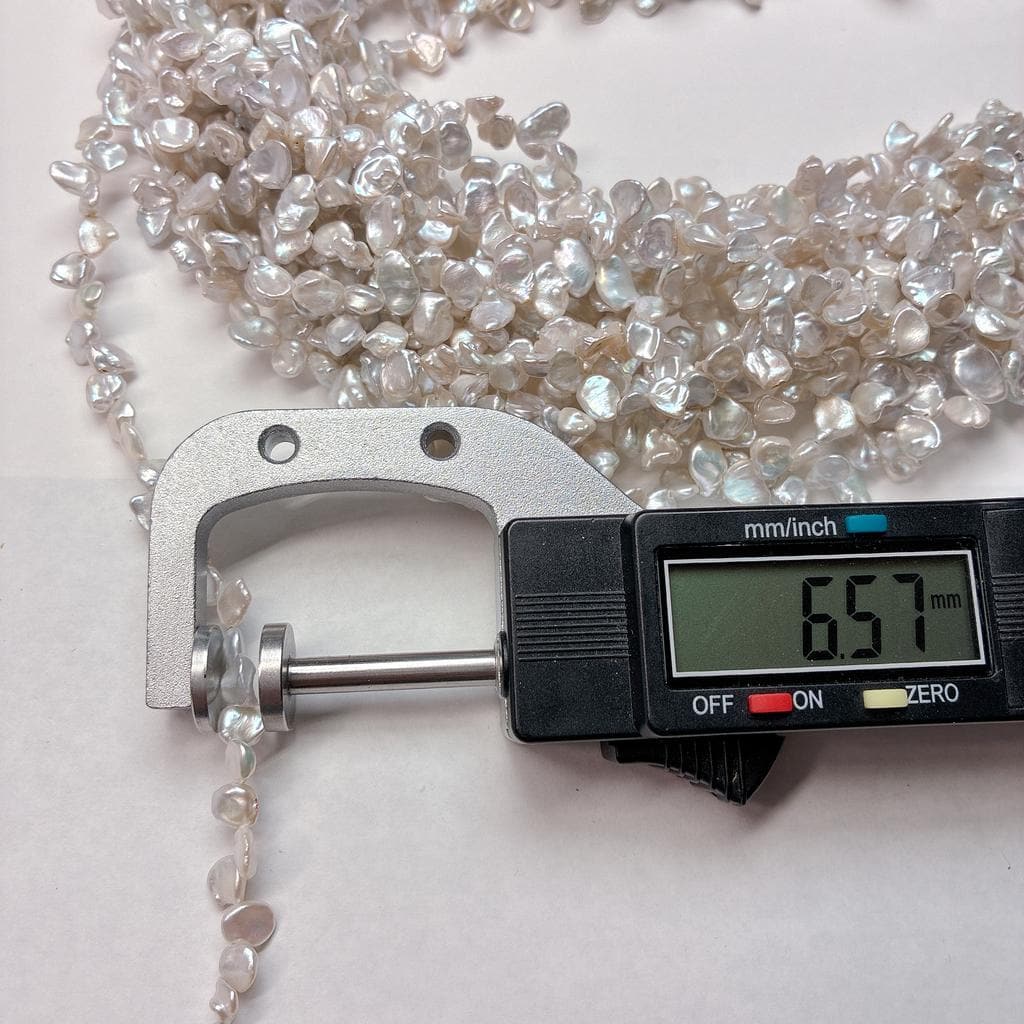 【可憐に舞う花びら】洗練された淡グレーの輝き!表情豊かな花びら型淡水パール(6-7mm/39cm) | P0073