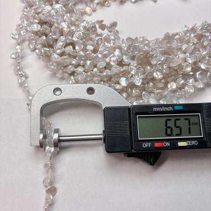 【可憐に舞う花びら】洗練された淡グレーの輝き!表情豊かな花びら型淡水パール(6-7mm/39cm) | P0073