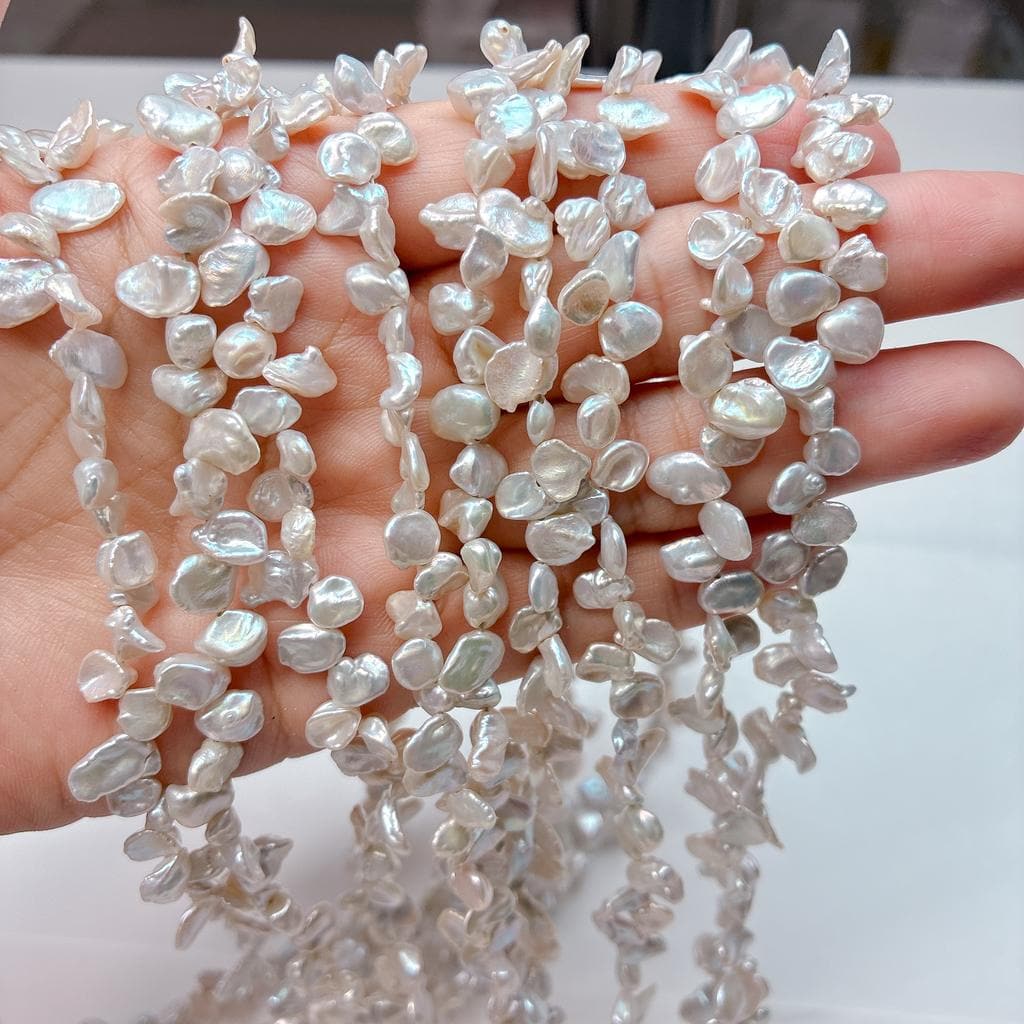 【可憐に舞う花びら】洗練された淡グレーの輝き!表情豊かな花びら型淡水パール(6-7mm/39cm) | P0073